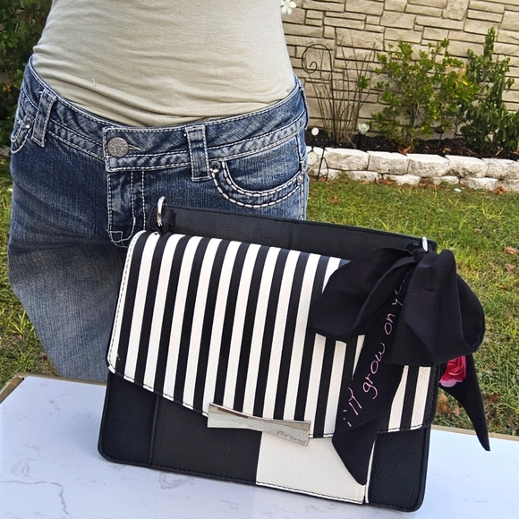 BETSEY JOHNSON RARE BLACK/WHITE STRIPPED w/ EMPOWERING SCARF TOP HANDEL - Picture 1 of 8